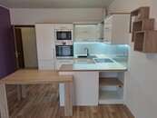 Pronájem bezbariérového bytu 2+kk (50 m2) s krytým parkovacím místem na ul. U Dlouhé stěny, Jihlava, cena 14000 CZK / objekt / měsíc, nabízí 