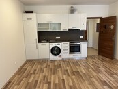 Pronájem bytu 1+kk (30 m2) se zahrádkou (52 m2) a parkovacím místem v Jihlavě na ul. U Dlouhé stěny., cena 12000 CZK / objekt / měsíc, nabízí LK REAL s.r.o.